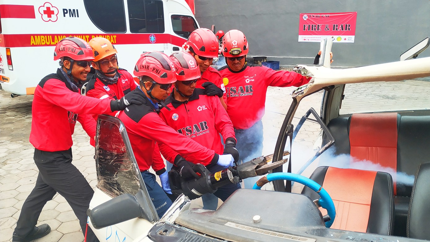 first aid accident kecelakaan diklat PMI PMR KSR relawan cirebon korps Red Cross Indonesia website