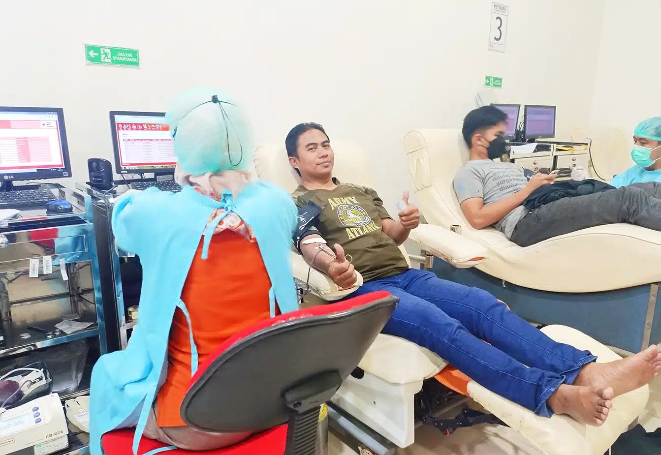 Relawan-PMI-PMR-KSR-cirebon-donor-darah-warga-bantuan-bencana-Indonesian-red-cross-bulan-sabit-Palang-Merah