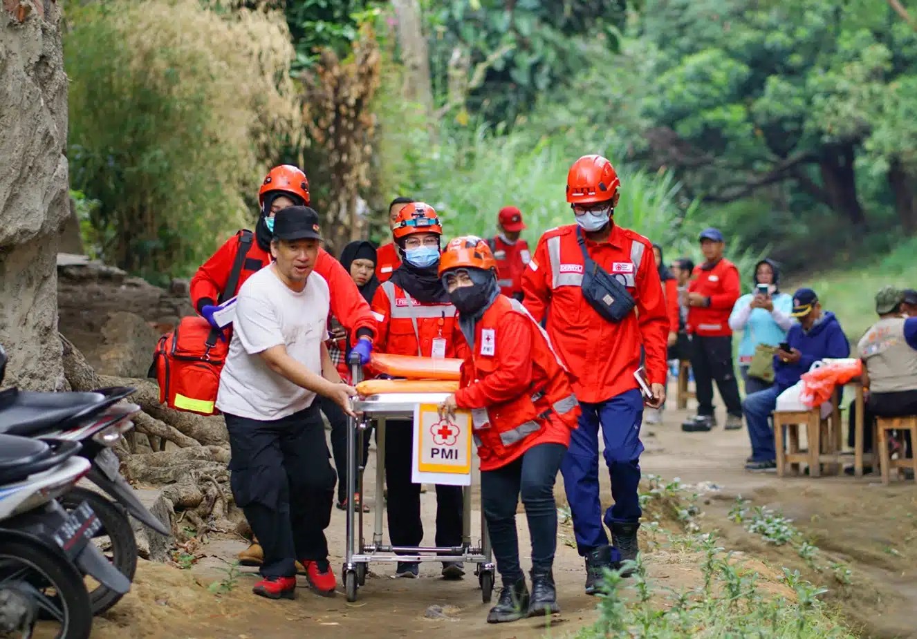 first-aid-diklat-PMI-PMR-KSR-relawan-pertolongan-bencana-cirebon-korps-Red-Cross-Indonesia-website-by-WINSON-MEDIA-TEKNOLOGI-WEBCLOUDHOSTER-jasawebcirebon-.com-baliwebservices.com